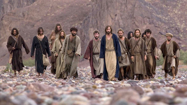 Resultado de imagem para imagem de jesus caminhando com uma pessoa aLEGRE